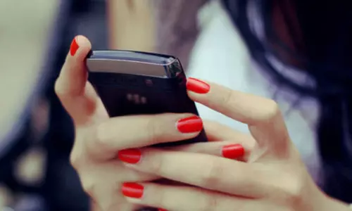 1.35 கோடி குடும்ப தலைவிகளுக்கு ஸ்மார்ட்போன்: ராஜஸ்தான் அரசு அறிவிப்பு 1.35 கோடி குடும்ப தலைவிகளுக்கு ஸ்மார்ட்போன்: ராஜஸ்தான் அரசு அறிவிப்பு