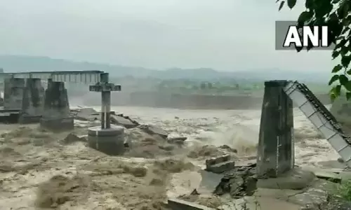 இமாச்சல பிரதேசத்தில் கனமழை: காங்கரா மாவட்டத்தில் உடைந்து விழுந்த ரெயில்வே பாலம்..!!