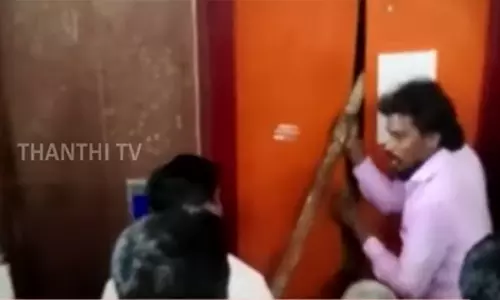 கரூர் கலெக்டர் அலுவலகத்தில் லிப்டில் சிக்கிக் கொண்ட மக்கள் - பரபரப்பு காட்சி