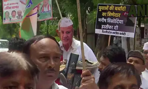 மணிஷ் சிசோடியா பதவி விலக வலியுறுத்தி டெல்லியில் காங்கிரஸ் கட்சி போராட்டம்