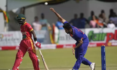 2-வது ஒருநாள் போட்டி: பந்துவீச்சில் ஜொலித்த இந்தியா- ஜிம்பாப்வே அணி 161 ரன்களுக்கு ஆட்டமிழப்பு