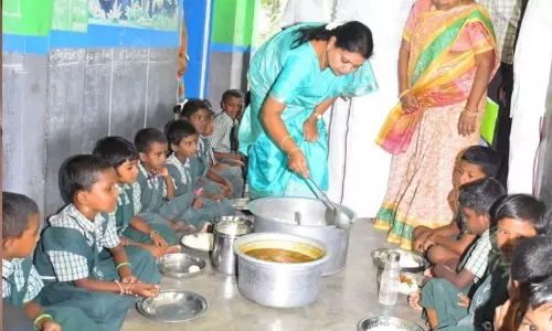 பள்ளி மாணவர்களுக்கு சத்துணவு பரிமாறிய அமைச்சர் கீதா ஜீவன்