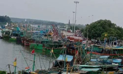 மீன்வளத்துறை அதிகாரிகள் எச்சரிக்கை எதிரொலி:   மீனவர்கள் கடலுக்கு மீன்பிடிக்க செல்லவில்லை