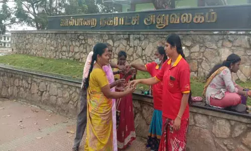 வால்பாறையில் கொரோனா பரவல் அதிகரிப்பு: சுற்றுலா பயணிகளுக்கு கபசுர குடிநீர் வழங்கும் பணி தீவிரம் வால்பாறையில் கொரோனா பரவல் அதிகரிப்பு: சுற்றுலா பயணிகளுக்கு கபசுர குடிநீர் வழங்கும் பணி தீவிரம்