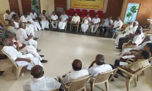 பொள்ளாச்சி பகுதியில் உற்பத்தி செய்யப்படும் இளநீரை வடமாநிலங்களுக்கு கொண்டு செல்ல தனி ரெயில்-ஆலோசனை கூட்டத்தில் வலியுறுத்தல் பொள்ளாச்சி பகுதியில் உற்பத்தி செய்யப்படும் இளநீரை வடமாநிலங்களுக்கு கொண்டு செல்ல தனி ரெயில்-ஆலோசனை கூட்டத்தில் வலியுறுத்தல்