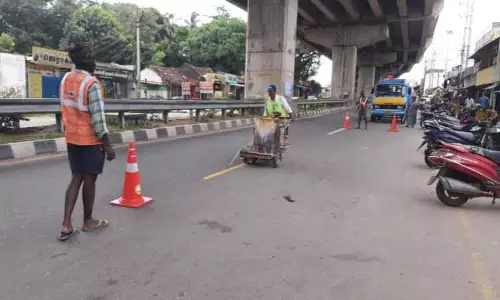 கோவை-பொள்ளாச்சி நான்கு வழிச்சாலையில் விபத்துகளை தடுக்க மஞ்சள் நிற கோடு வரையும் பணி தீவிரம் கோவை-பொள்ளாச்சி நான்கு வழிச்சாலையில் விபத்துகளை தடுக்க மஞ்சள் நிற கோடு வரையும் பணி தீவிரம்