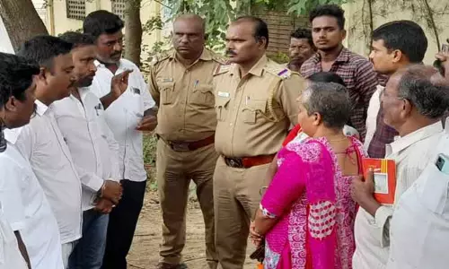 வாரச்சந்தை நடத்தும் இடத்தில் வைக்கப்பட்ட பேனரால் பரபரப்பு வாரச்சந்தை நடத்தும் இடத்தில் வைக்கப்பட்ட பேனரால் பரபரப்பு