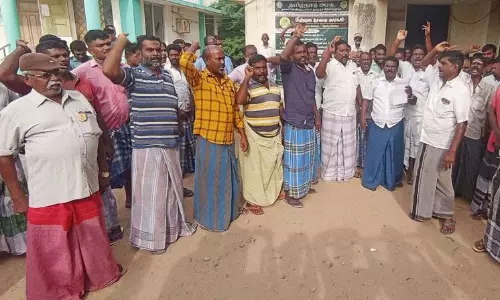 மீன்பிடிக்க அனுமதிக்க கோரி மீனவர்கள் போராட்டம்