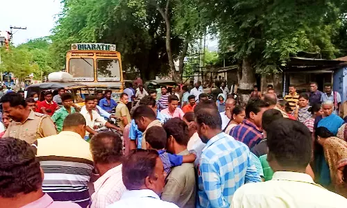 காலி குடங்களுடன் பொதுமக்கள் சாலை மறியல்