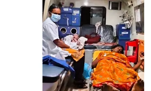 108 ஆம்புலன்சில் பெண்ணுக்கு குழந்தை பிறந்தது