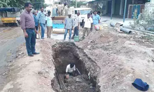 குடிநீர் குழாய் உடைப்பை சரிசெய்த அதிகாரிகள் குடிநீர் குழாய் உடைப்பை சரிசெய்த அதிகாரிகள்