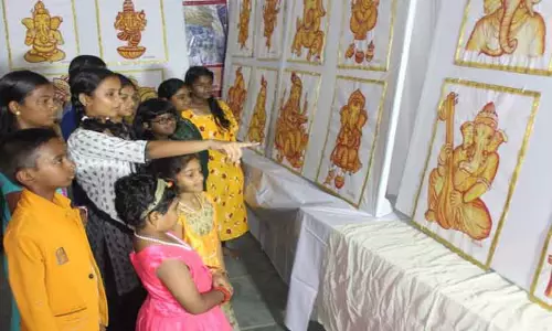 மஞ்சள், குங்குமத்தால் வரையப்பட்ட விநாயகர் ஓவியங்கள்