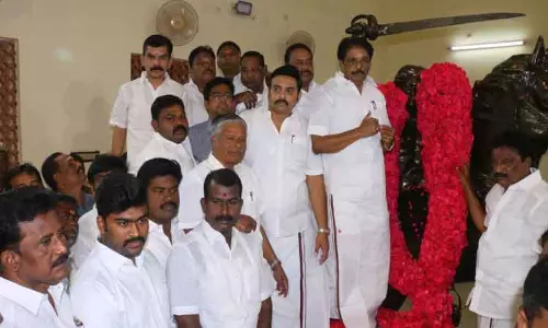 ஒண்டிவீரன் சிலைக்கு அமைச்சர்கள் மாலை அணிவித்து மரியாதை