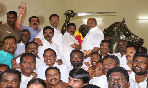 ஒண்டிவீரன் சிலைக்கு அரசியல் கட்சியினர் மாலை அணிவிப்பு