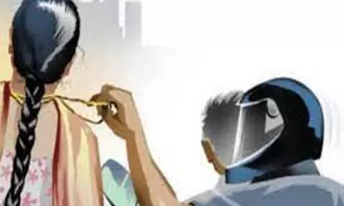 வீட்டில் டி.வி. பார்த்துக்கொண்டிருந்த ெபண்ணிடம் மிளகாய்பொடியை தூவி 7 பவுன் நகையை பறித்து சென்ற முகமூடி கொள்ளையன்- அந்தியூர் அருகே பரபரப்பு