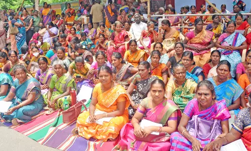 ஈரோட்டில் கோரிக்கைகளை வலியுறுத்தி சத்துணவு ஊழியர்கள் தர்ணா போராட்டம் ஈரோட்டில் கோரிக்கைகளை வலியுறுத்தி சத்துணவு ஊழியர்கள் தர்ணா போராட்டம்