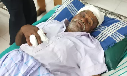 அந்தியூர் அருகே பரபரப்பு சம்பவம்; விவசாயியை தாக்கி மாடுகளை கடத்த முயன்ற 4 பேர் கைது- தப்பிஓடியபோது போலீசில் சிக்கினர் அந்தியூர் அருகே பரபரப்பு சம்பவம்; விவசாயியை தாக்கி மாடுகளை கடத்த முயன்ற 4 பேர் கைது- தப்பிஓடியபோது போலீசில் சிக்கினர்