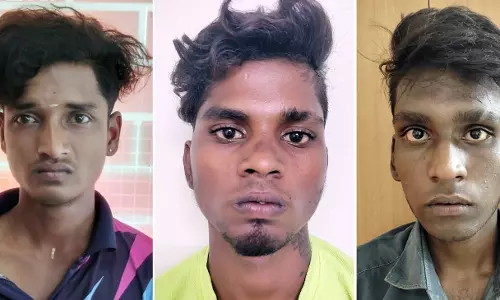 ஈரோட்டில் அரசு ஊழியரை தாக்கி லேப்டாப்-செல்போன் பறிப்பு; 2 சிறுவர்கள் உள்பட 5 பேர் கைது ஈரோட்டில் அரசு ஊழியரை தாக்கி லேப்டாப்-செல்போன் பறிப்பு; 2 சிறுவர்கள் உள்பட 5 பேர் கைது