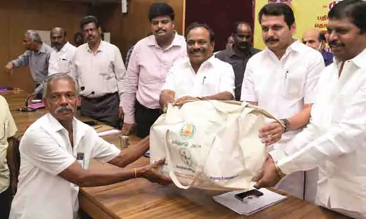 கட்டுமான தொழிலாளர்களுக்கு நிலுவையில் உள்ள திட்டங்கள் அனைத்தும் விரைவில் நிறைவேற்றப்படும்: அமைச்சர் கணேசன் பேச்சு கட்டுமான தொழிலாளர்களுக்கு நிலுவையில் உள்ள திட்டங்கள் அனைத்தும் விரைவில் நிறைவேற்றப்படும்: அமைச்சர் கணேசன் பேச்சு