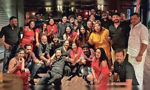 1990-களில் பிரபலமாக இருந்த டி.வி. நடிகர் - நடிகைகள் ஒரே இடத்தில் கூடி, விருந்து சாப்பிட்டார்கள்