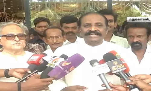 உழைக்கும் மக்களுக்கு இலவசம் கொடுப்பதில் என்ன தவறு..? - கவிஞர் வைரமுத்து பேட்டி உழைக்கும் மக்களுக்கு இலவசம் கொடுப்பதில் என்ன தவறு..? - கவிஞர் வைரமுத்து பேட்டி