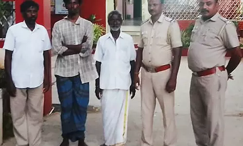 பொதுமக்களை தாக்கியதாக பிடிபட்ட வாலிபர் குடும்பத்தினரிடம் ஒப்படைப்பு பொதுமக்களை தாக்கியதாக பிடிபட்ட வாலிபர் குடும்பத்தினரிடம் ஒப்படைப்பு