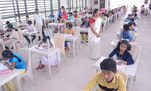 992 மாணவ-மாணவிகள் இந்தி தேர்வு எழுதினர்