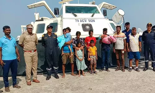 3-வது மணல் திட்டில் தவித்த 8 அகதிகள் மீட்பு