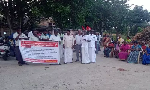 மார்க்சிஸ்ட் கம்யூனிஸ்டு கட்சியினர் தர்ணா