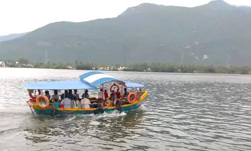 பூலாம்பட்டியில் குவிந்த சுற்றுலா பயணிகள் பூலாம்பட்டியில் குவிந்த சுற்றுலா பயணிகள்