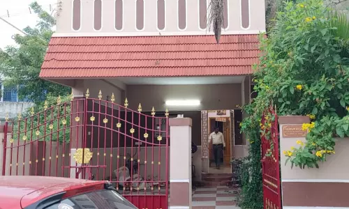 புழல் அருகே வக்கீல் வீட்டின் பூட்டை உடைத்து 80 சவரன் நகை-பணம் கொள்ளை