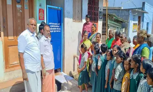 பள்ளிக்கு மாணவர்கள் செல்ல பொதுப்பாதை திறப்பு