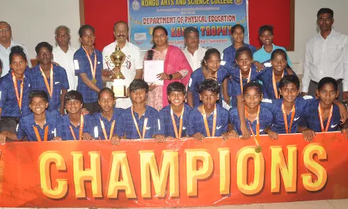கொங்கு கலை அறிவியல் கல்லூரியில் மாநில விளையாட்டு போட்டிகளில் வெற்றி பெற்ற மாணவ- மாணவிகளுக்கு பரிசு; பாரதியார் பல்கலைக்கழக உடற்கல்வி இயக்குனர் வழங்கினார்