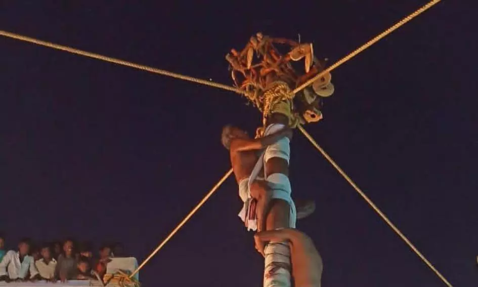 வெங்கடேச பெருமாள் கோவிலில் வழுக்கு மரம் ஏறும் நிகழ்ச்சி வெங்கடேச பெருமாள் கோவிலில் வழுக்கு மரம் ஏறும் நிகழ்ச்சி