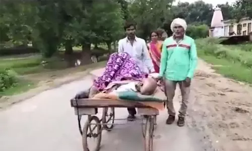 ம.பி.யில் ஆம்புலன்ஸ் வராததால் நோயாளியை தள்ளுவண்டியில் அழைத்துச் சென்றதாக கூறிய நபருக்கு அதிகாரிகள் மிரட்டல்! ம.பி.யில் ஆம்புலன்ஸ் வராததால் நோயாளியை தள்ளுவண்டியில் அழைத்துச் சென்றதாக கூறிய நபருக்கு அதிகாரிகள் மிரட்டல்!