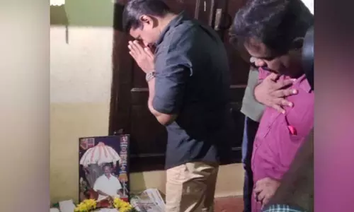 மறைந்த நெல்லை கண்ணன் உருவப்படத்திற்கு சீமான் மாலை அணிவித்து மரியாதை