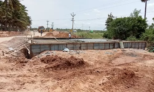 நீரோடைகளின் குறுக்கே உயர் மட்டபாலங்கள் கட்டும்பணிகள் தீவிரம் நீரோடைகளின் குறுக்கே உயர் மட்டபாலங்கள் கட்டும்பணிகள் தீவிரம்