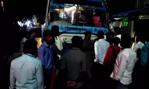 மதுபோதையில் டிரைவர் தூங்கியதால் அரசு பஸ்சை ஓட்டி வந்த கண்டக்டர்