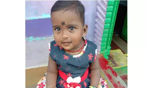 சாலையில் விழுந்த குழந்தை பஸ்சில் சிக்கி பலி சாலையில் விழுந்த குழந்தை பஸ்சில் சிக்கி பலி