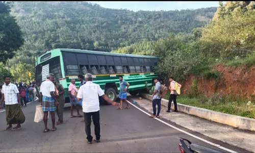 கொல்லிமலை மாற்றுப்பாதையில்  அரசு பஸ் தடுப்பு சுவரில் மோதி விபத்து  மாணவர்கள், பயணிகள் காயங்கள் இன்றி தப்பினர்