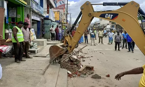 வத்தலக்குண்டுவில் சாலையோர ஆக்கிரமிப்புகள் அகற்றம் வத்தலக்குண்டுவில் சாலையோர ஆக்கிரமிப்புகள் அகற்றம்