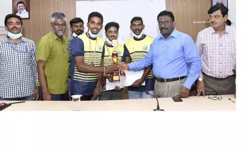 கபடி போட்டியில் பதக்கம்: மாற்றுத்திறனாளி வீரர்களுக்கு கலெக்டர் பாராட்டு கபடி போட்டியில் பதக்கம்: மாற்றுத்திறனாளி வீரர்களுக்கு கலெக்டர் பாராட்டு