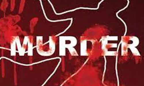 லாரியில் தள்ளி டிரைவர் கொலை; 4 பேர் கைது லாரியில் தள்ளி டிரைவர் கொலை; 4 பேர் கைது