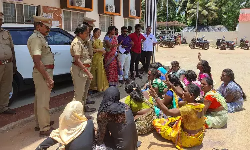 வீட்டுமனை பட்டா வழங்கக்கோரி திருநங்கைகள் கலெக்டர் அலுவலகம் முன்பு தர்ணா வீட்டுமனை பட்டா வழங்கக்கோரி திருநங்கைகள் கலெக்டர் அலுவலகம் முன்பு தர்ணா