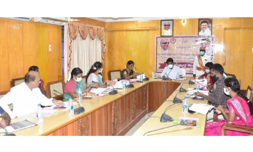 பெண் குழந்தைகளை பாதுகாக்க அரசு திட்டங்களை முழுமையாக செயல்படுத்த வேண்டும் அலுவலர்களுக்கு கலெக்டர் மோகன் உத்தரவு பெண் குழந்தைகளை பாதுகாக்க அரசு திட்டங்களை முழுமையாக செயல்படுத்த வேண்டும் அலுவலர்களுக்கு கலெக்டர் மோகன் உத்தரவு