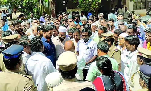 ஆக்கிரமிப்புகளை அகற்றுவதற்கு எதிர்ப்பு தெரிவித்து விருத்தாசலம் சப்-கலெக்டர் அலுவலகத்தை பொதுமக்கள் முற்றுகை