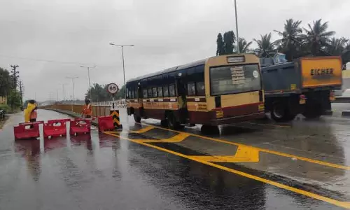 சர்வீஸ் சாலை மூடல்; பொதுமக்கள் அவதி