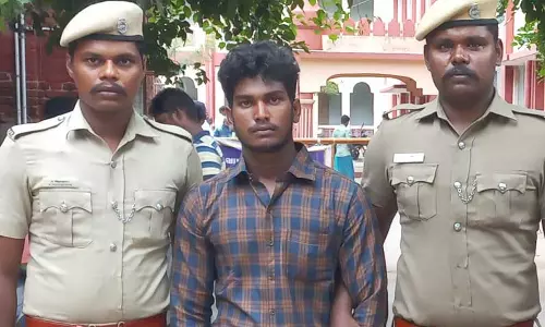 பள்ளி பஸ்களை சேதப்படுத்திய வாலிபர் கள்ளக்குறிச்சி கோர்ட்டில் சரண் பள்ளி பஸ்களை சேதப்படுத்திய வாலிபர் கள்ளக்குறிச்சி கோர்ட்டில் சரண்