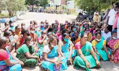 கலெக்டர் அலுவலகம் முன்பு கிராம மக்கள் தர்ணா