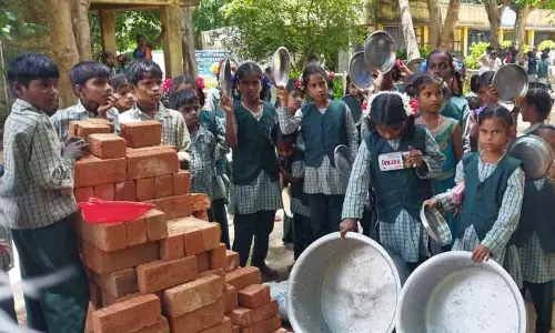 மதிய உணவு கிடைக்காமல் பரிதவித்த மாணவ-மாணவிகள்